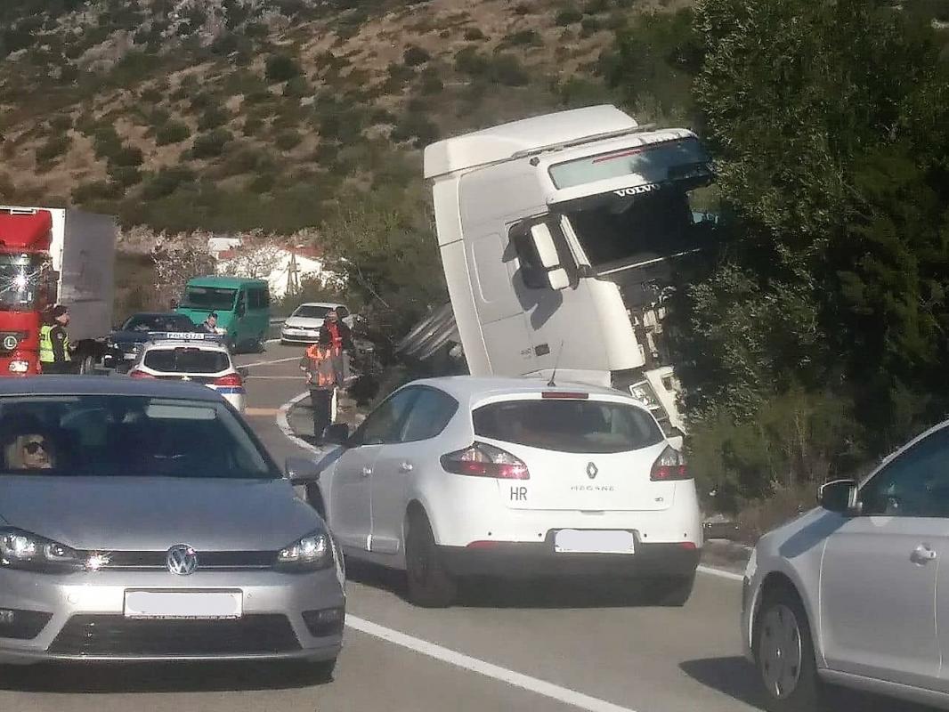 TEŠKA PROMETNA U BANIĆIMA U sudaru tri vozila poginula jedna osoba