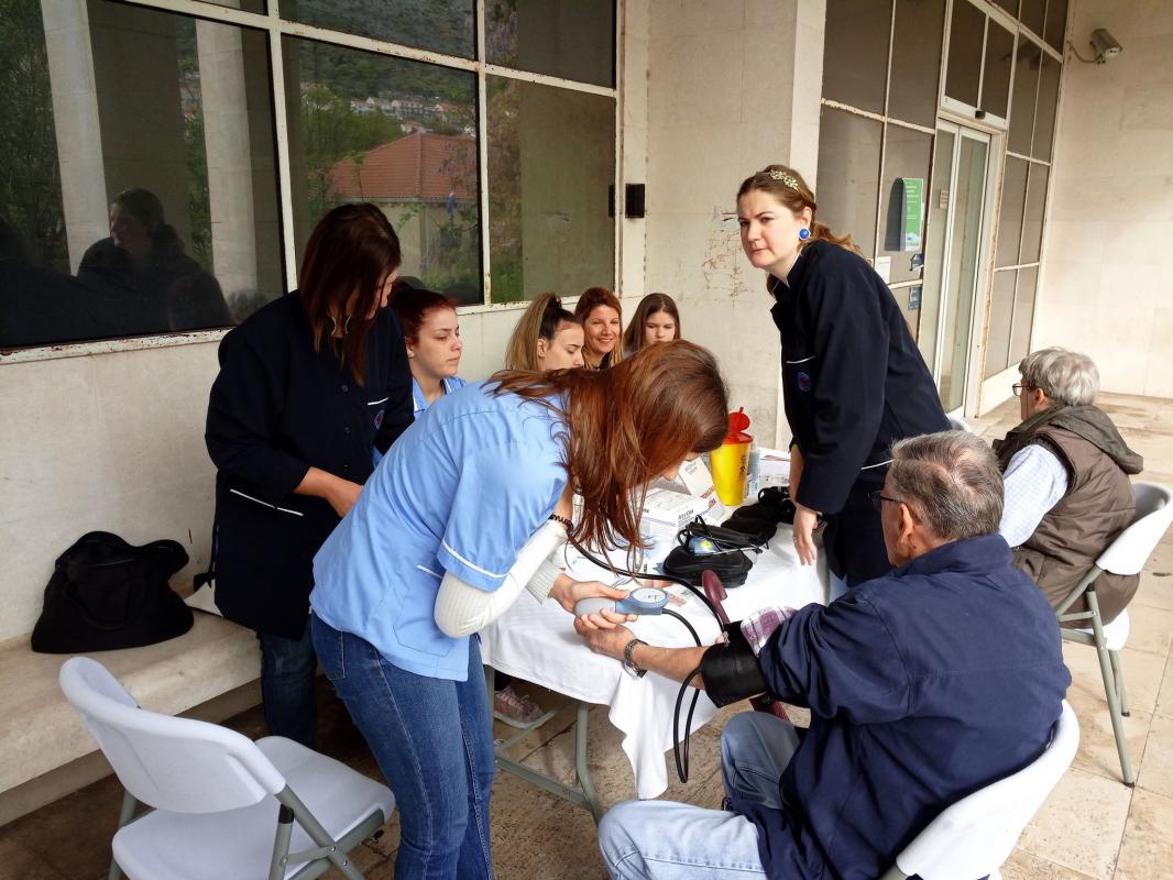 PREVENTIVA Dubrovčani mjerili tlak, šećer i kolesterol ispred Doma zdravlja (FOTOGALERIJA)  