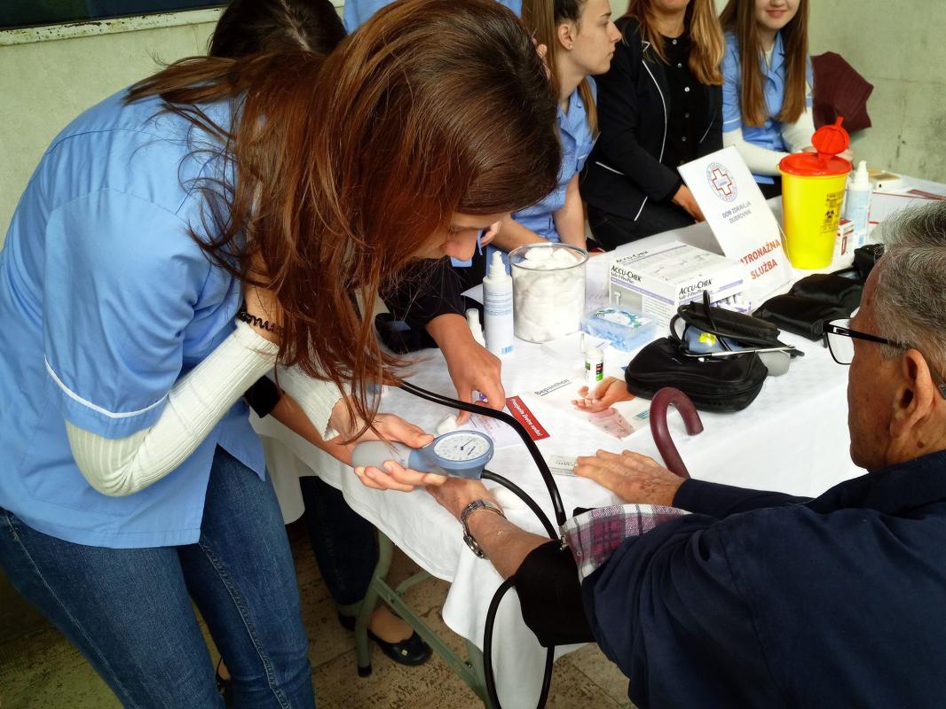 PREVENTIVA Dubrovčani mjerili tlak, šećer i kolesterol ispred Doma zdravlja (FOTOGALERIJA)  