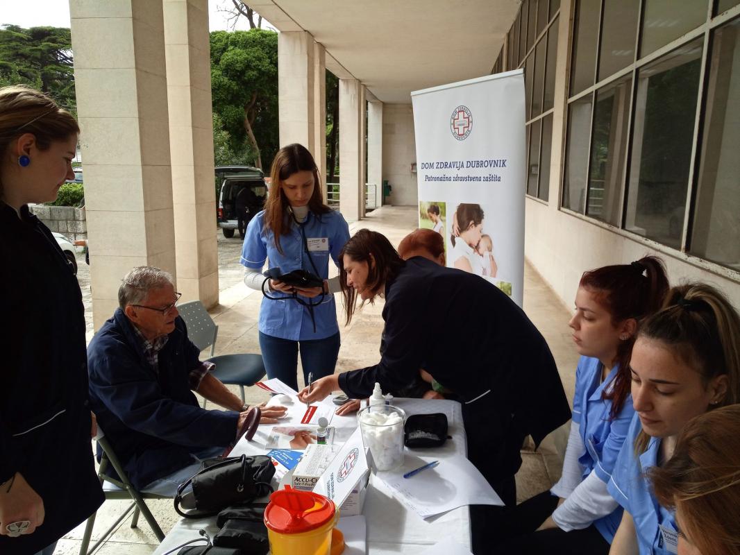 PREVENTIVA Dubrovčani mjerili tlak, šećer i kolesterol ispred Doma zdravlja (FOTOGALERIJA)  