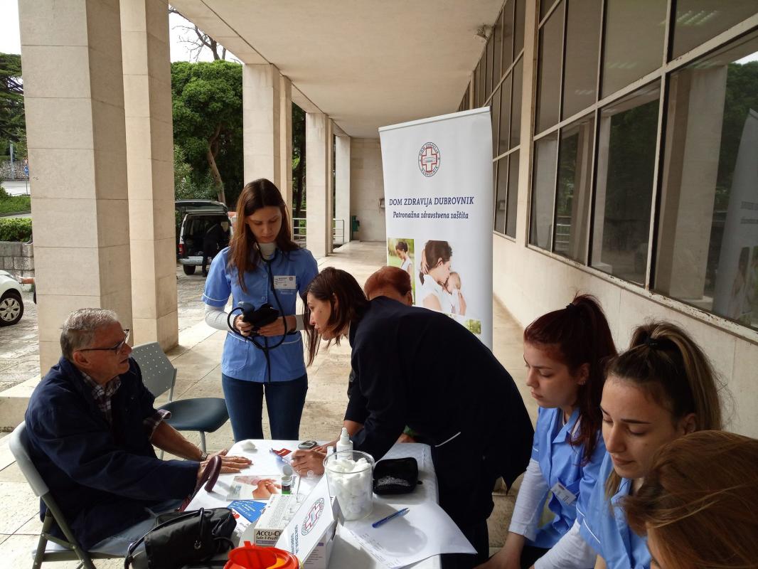 PREVENTIVA Dubrovčani mjerili tlak, šećer i kolesterol ispred Doma zdravlja (FOTOGALERIJA)  