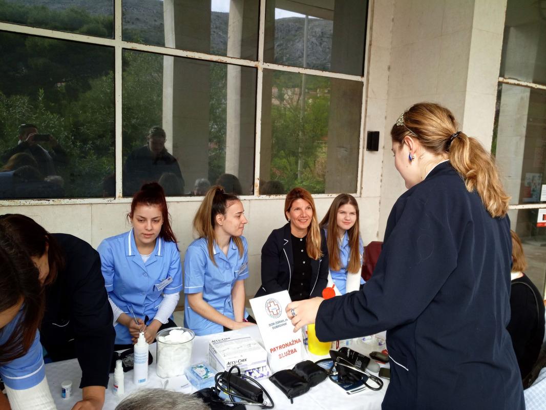PREVENTIVA Dubrovčani mjerili tlak, šećer i kolesterol ispred Doma zdravlja (FOTOGALERIJA)  