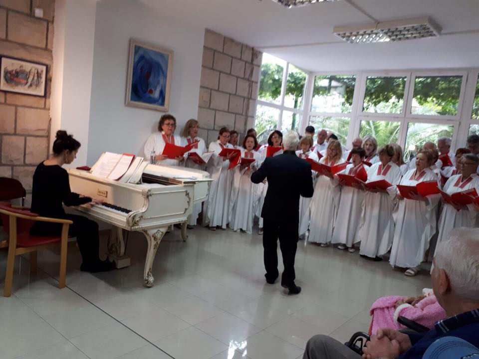  Korisnici Doma za starije i nemoćne osobe zapjevali uz mješoviti zbor Libertas
