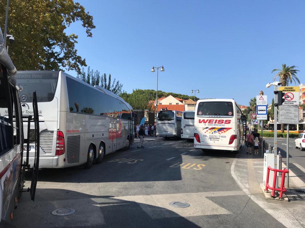  Turističkim autobusima koji ne plaćaju dugove treba zabraniti zaustavljanje na Pilama!