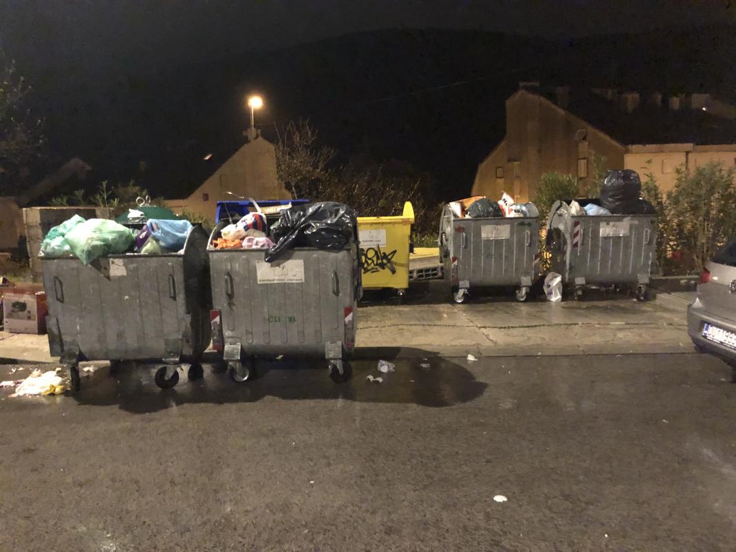 OGORČENI MOKOŠANI: Više od pola godine čekamo moderne spremnike za otpad (FOTO)