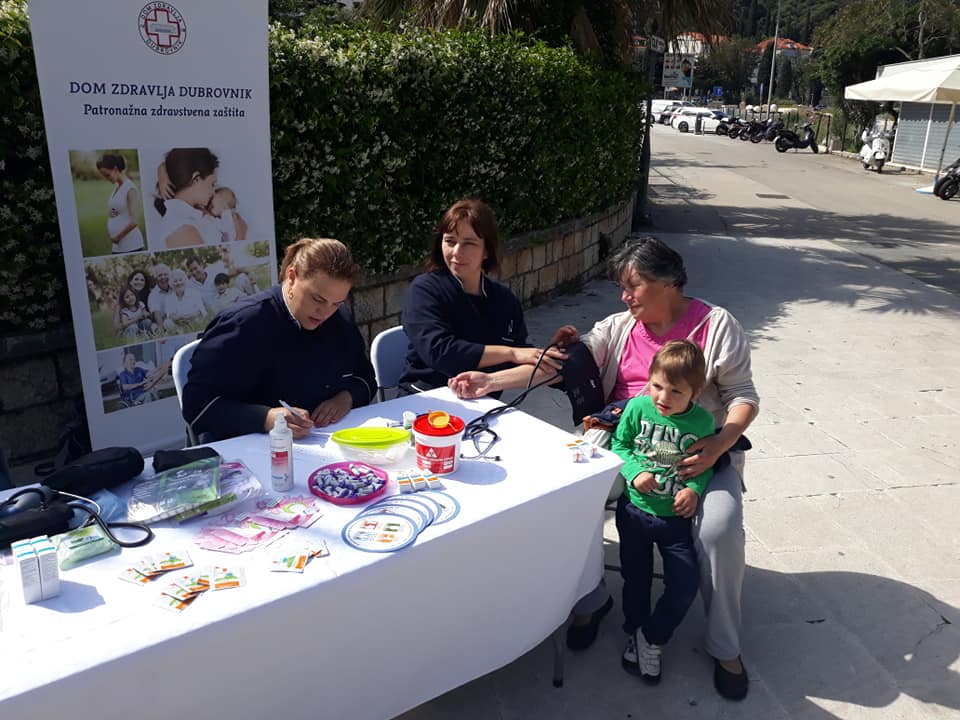 PREVENCIJA U UVALI Sugrađani mjerili šećer i tlak, roditelje zanimala zaštita od sunca (FOTOGALERIJA)
