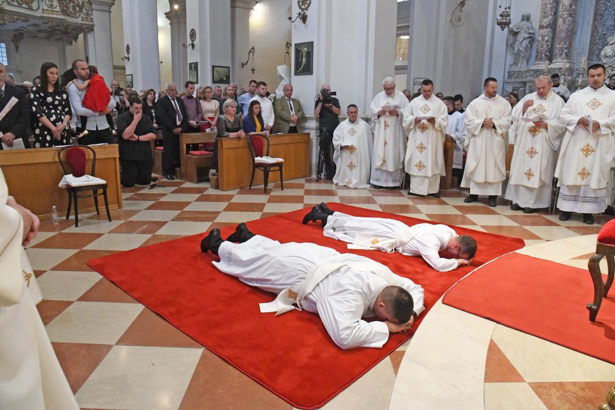 SVEČANO EUHARISTIJSKO SLAVLJE Dubrovačka biskupija bogatija za dva svećenika (FOTOGALERIJA)