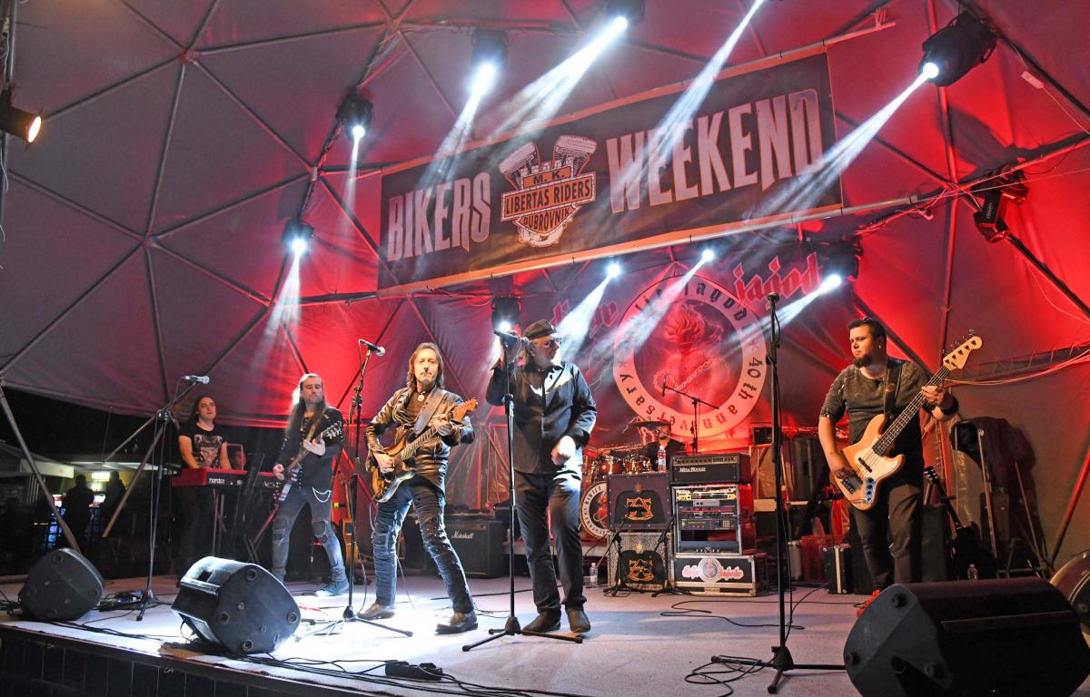 BIKERS WEEKEND Spektakl na Babinom kuku, publika uživala na koncertu Divljih jagoda (FOTOGALERIJA)