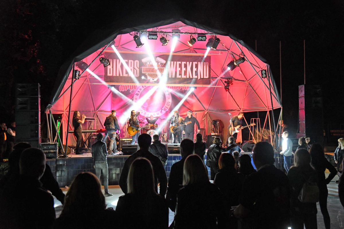 BIKERS WEEKEND Spektakl na Babinom kuku, publika uživala na koncertu Divljih jagoda (FOTOGALERIJA)