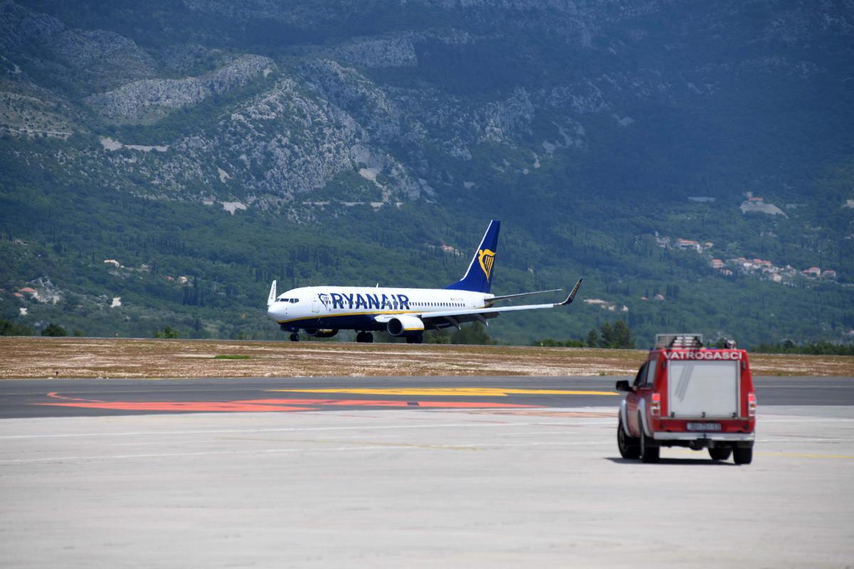 VODENO KRŠTENJE Irski niskotarifni zračni prijevoznik stigao u Zračnu luku Dubrovnik FOTO/VIDEO