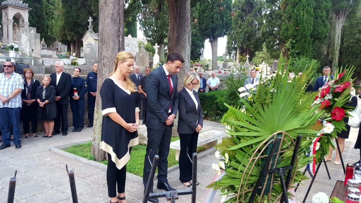 POLAGANJEM VIJENACA ZAPOČELO OBILJEŽAVANJE Dana neovisnosti Republike Hrvatske