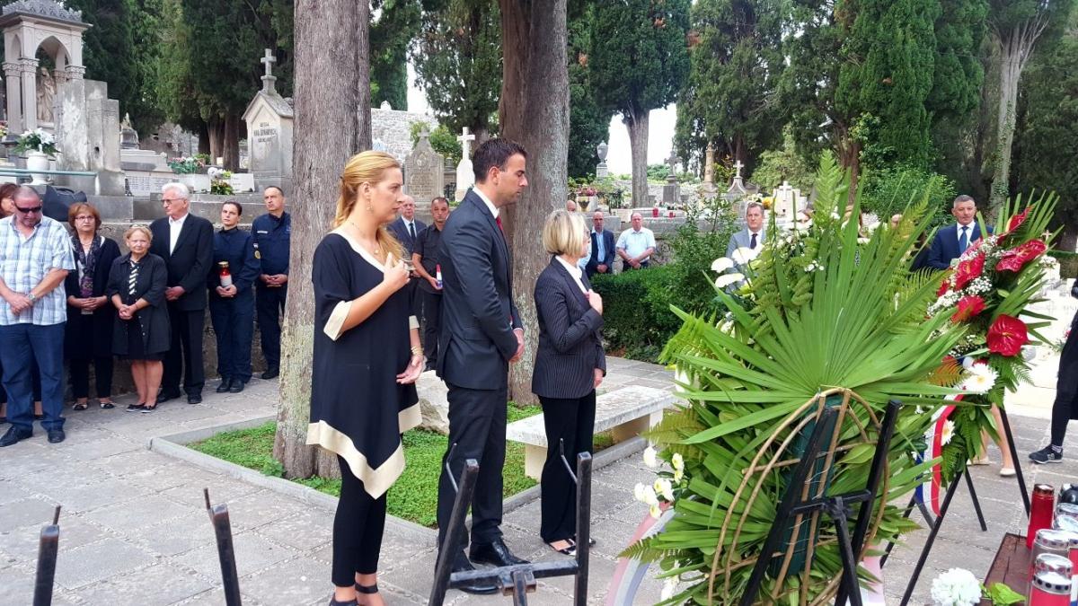 POLAGANJEM VIJENACA ZAPOČELO OBILJEŽAVANJE Dana neovisnosti Republike Hrvatske