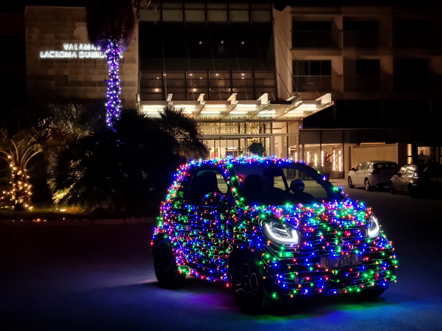 Dubrovčane oduševio božićni automobil prekriven lampicama (FOTO)