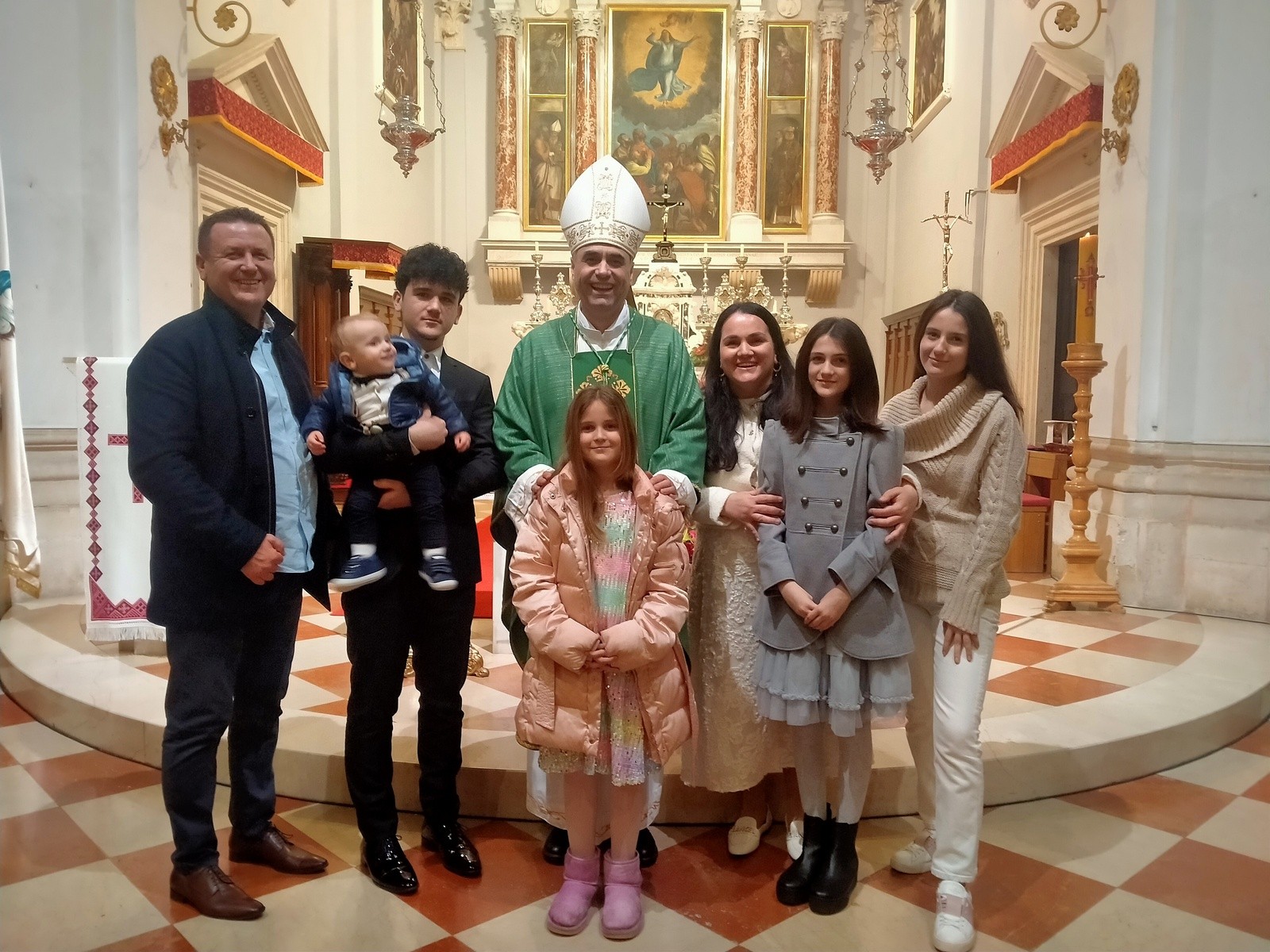 Biskup krstio malenog Liam Kaiu, šesto dijete u obitelji Petrak