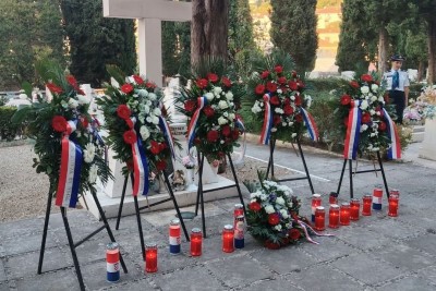 Položeni vijenci na Boninovu u čast poginulim braniteljima