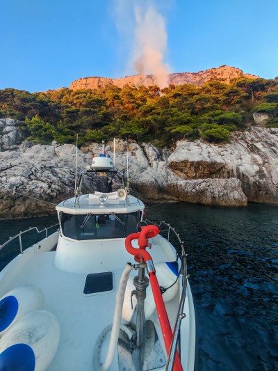 Aktivan požar na Jakljanu, na terenu 12 vatrogasaca