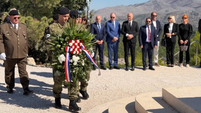 Župan Pezo i suradnici odali počast poginulim braniteljima