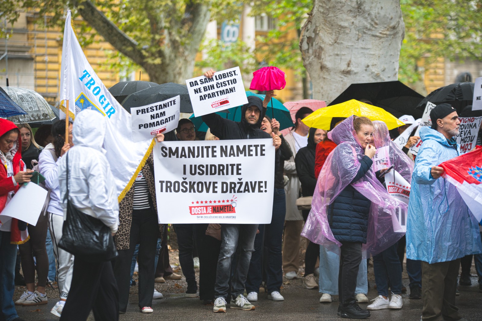 ODRŽAN PROSVJED "DOSTA JE NAMETA"