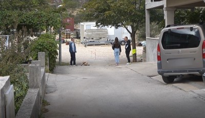 Ulicom Put sv.Ilije u Čibači koju su stanari sami betonirali prolaze teški kamioni i ugrožavaju statiku puta