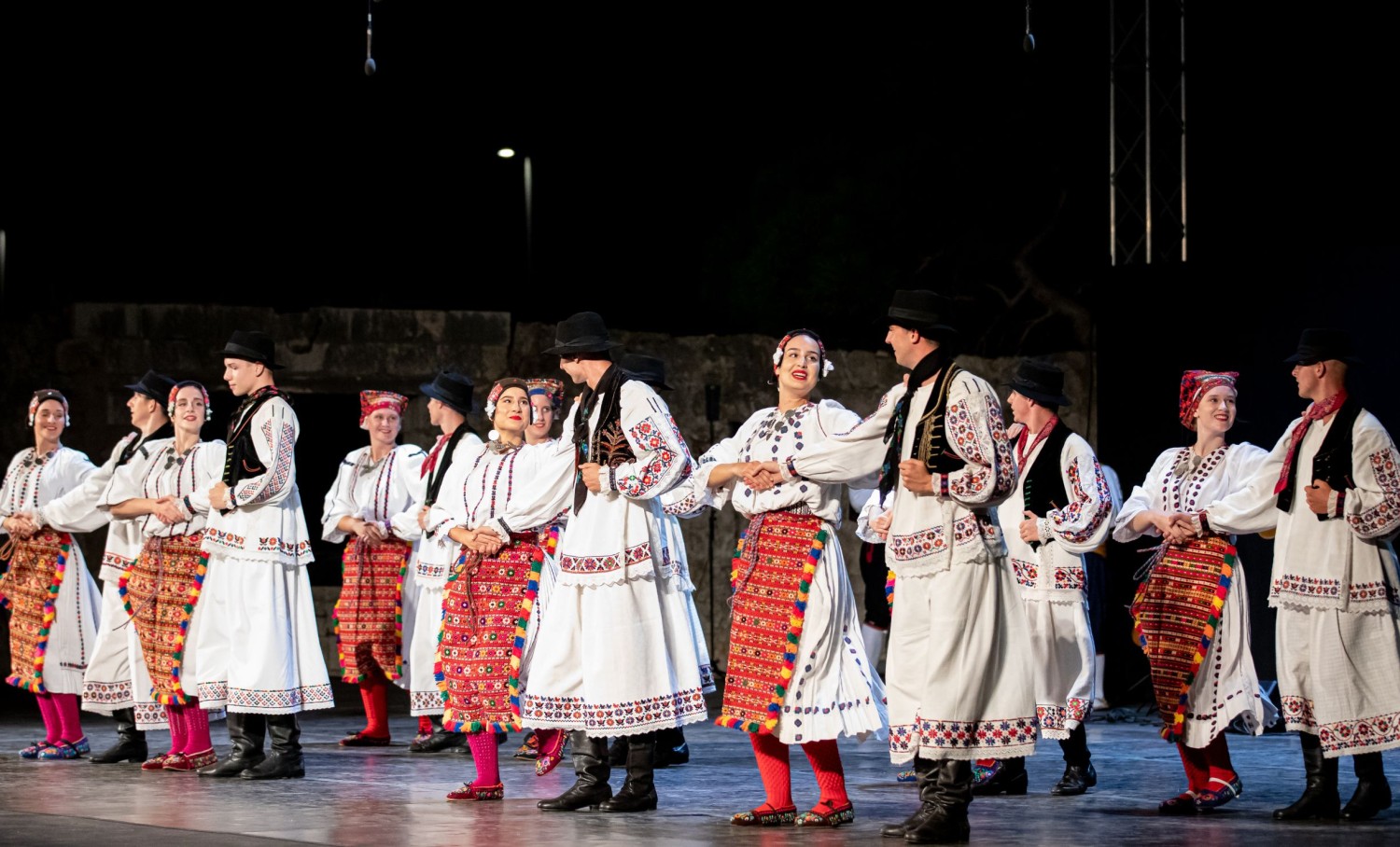 JEDAN OD OMILJENIH PROGRAMA DOMAĆE I STRANE PUBLIKE Folklorni ansambl ...