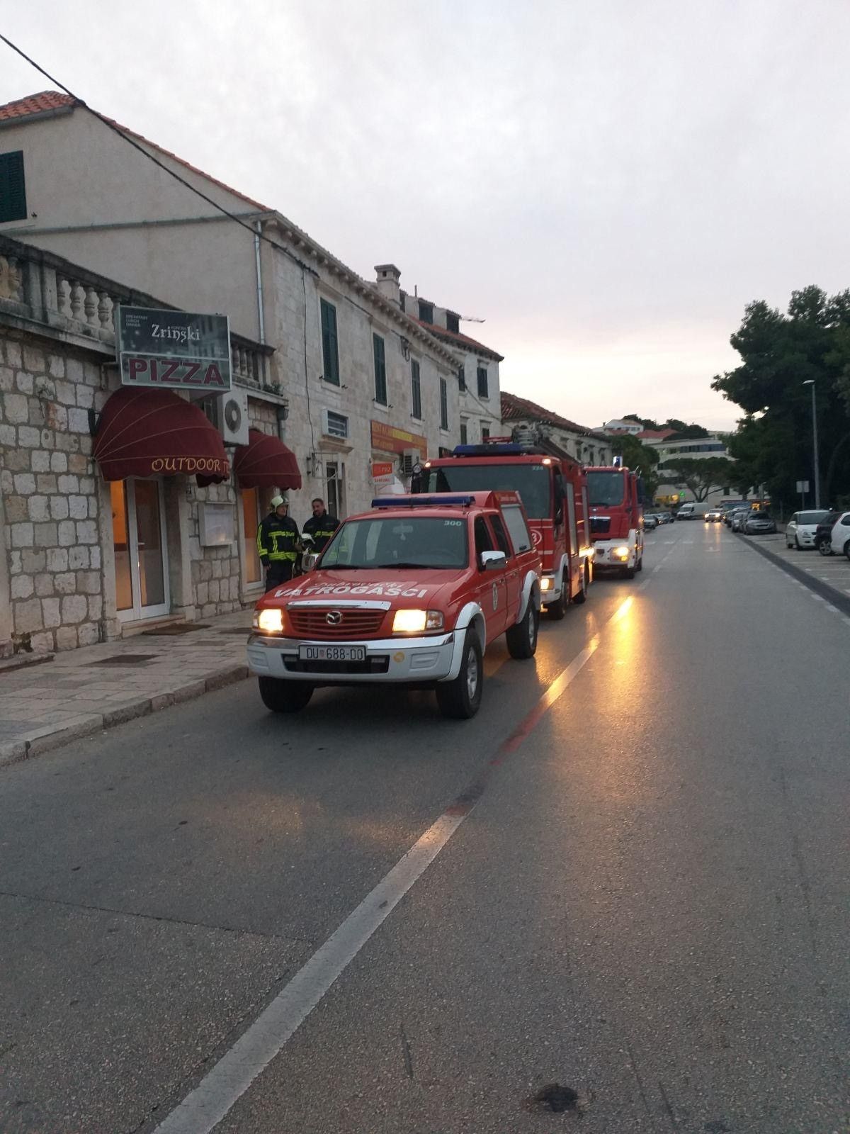 Vatrogasci intervenirali: Požar u restoranu na Obali Stjepana Radića