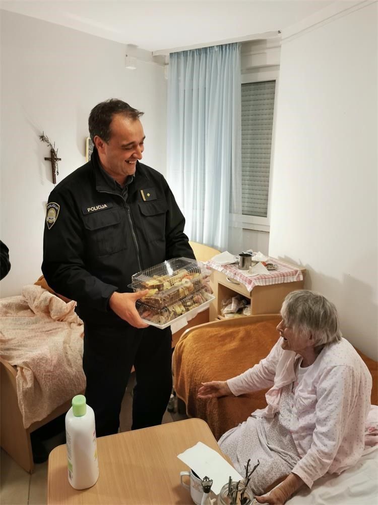 Policijski službenici na Božić posjetili štićenike Doma umirovljenika