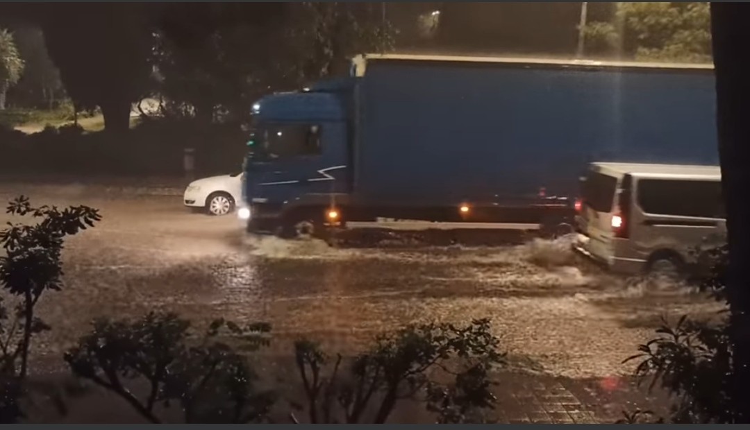 Zbog jake kiše noćas su poplutale ulice, odroni posvuda (FOTO/VIDEO)