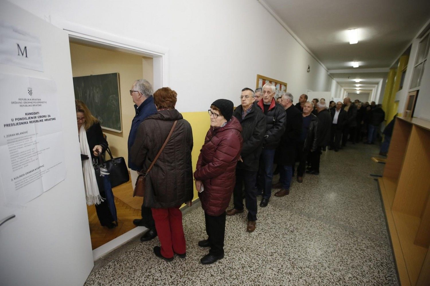 Gužve na biralištima u Mostaru već od 7 sati (FOTO)
