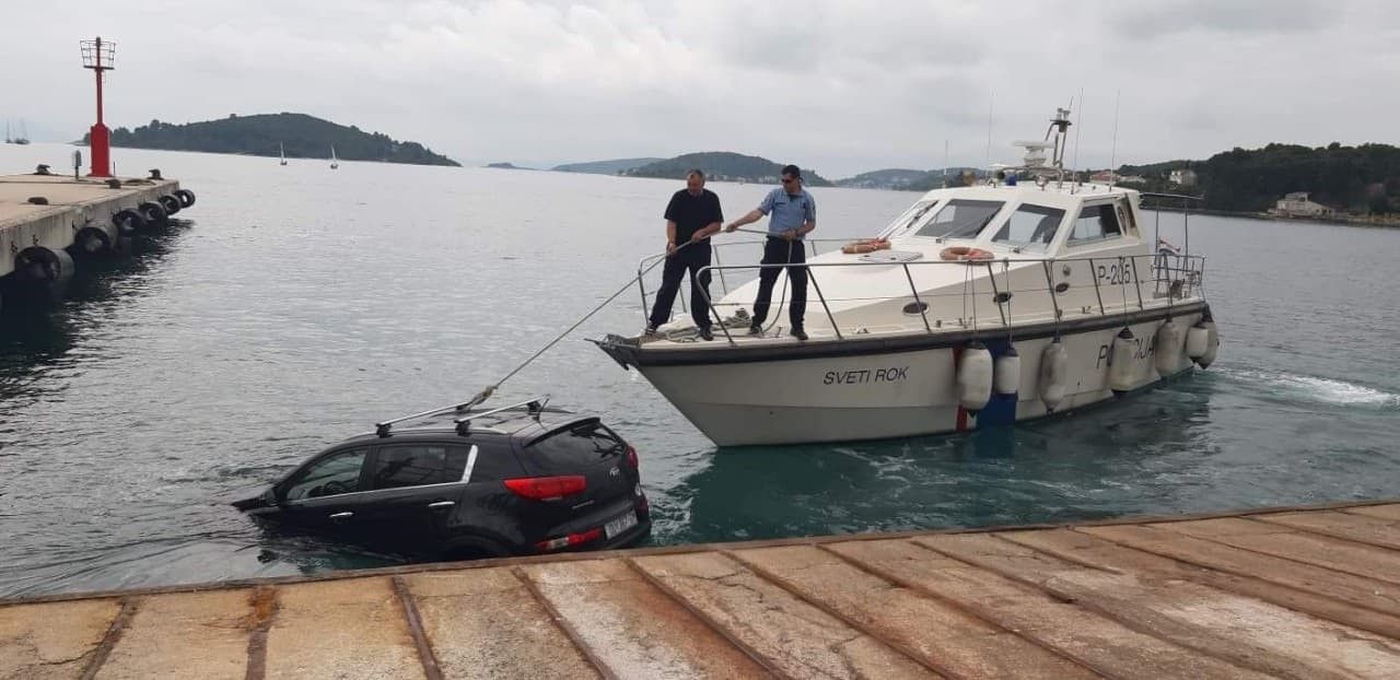 Auto dubrovačkih registracija upalo u more na trajektnom pristaništu (FOTO)