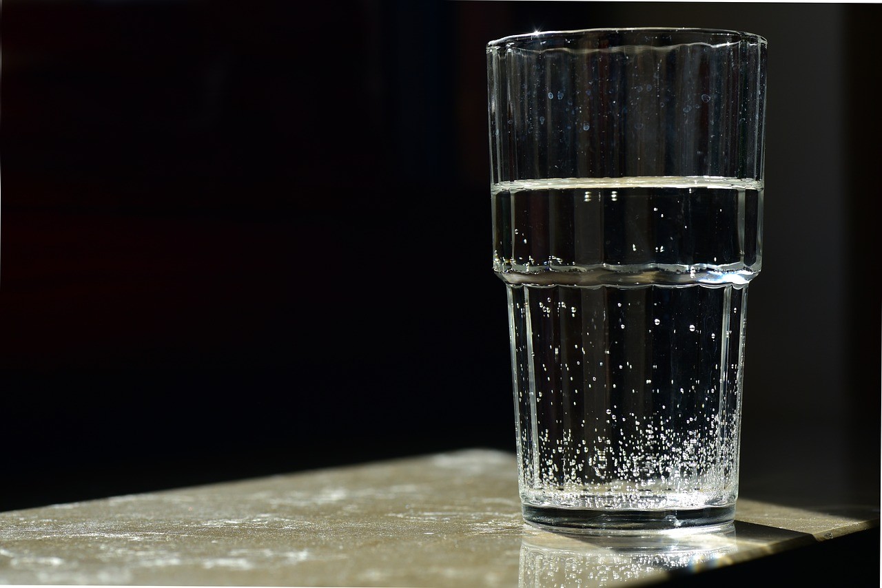 Kad trebate prestati piti vodu za bolji san?